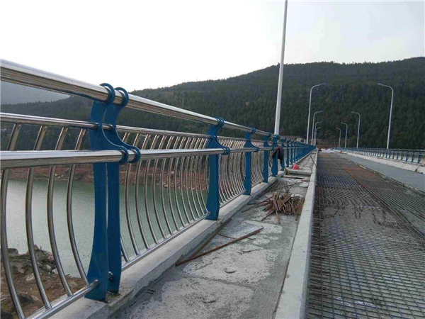 房山不锈钢桥梁护栏的特点及其在桥梁安全中的重要作用