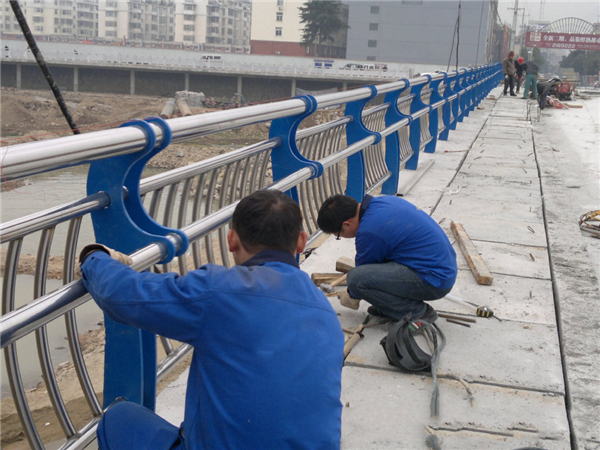 房山不锈钢河道护栏的特性及其在城市景观中的应用