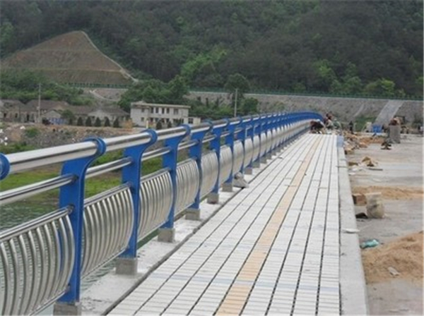 房山不锈钢桥梁护栏的特性及其在现代建筑中的应用